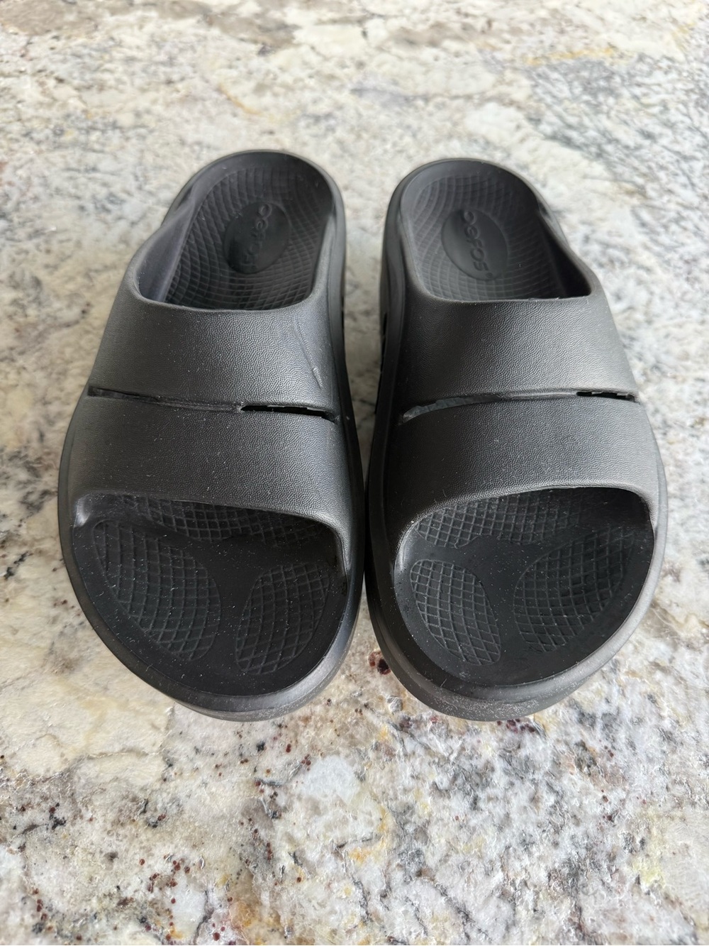 Women’s Oofos Recovery BOOahh Platform Sandal in Black, Size 8 - Picture 2 of 6